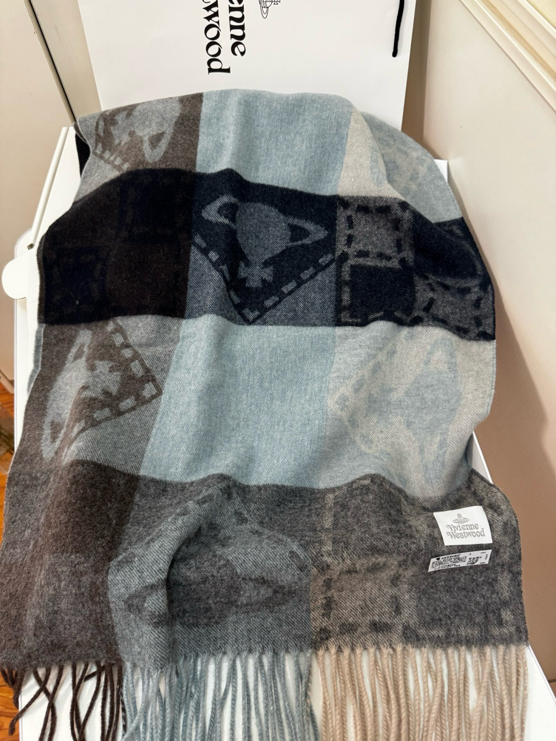 🆕𝐢𝐯𝐢𝐞𝐧𝐧𝐞 𝐖𝐞𝐬𝐭𝐰𝐨𝐨𝐝🪐✨大土星新款围巾 vivienne westwood西太后土星 英国