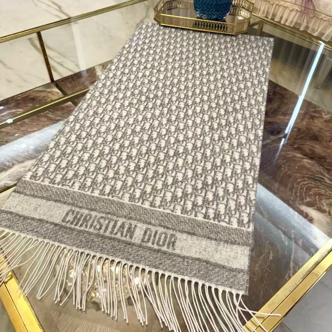 🆕CD圣诞款老花银丝羊绒双面提花大披肩‼️Blingbling 的银光闪闪，柔软亲肤，凭实力火出圈的经典