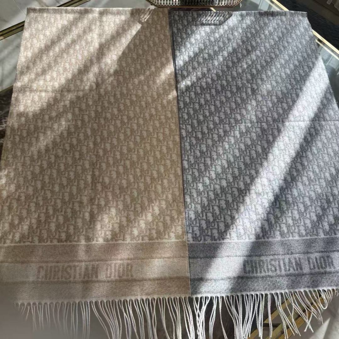 🆕CD圣诞款老花银丝羊绒双面提花大披肩‼️Blingbling 的银光闪闪，柔软亲肤，凭实力火出圈的经典