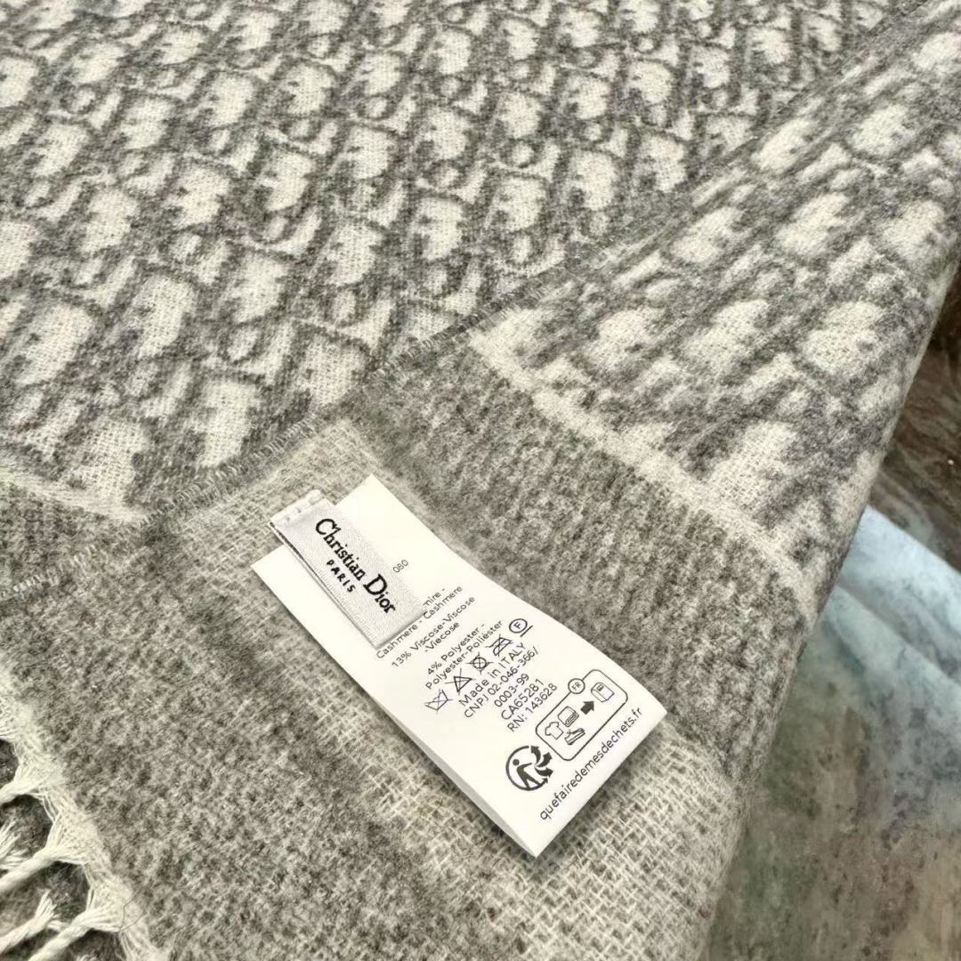 🆕CD圣诞款老花银丝羊绒双面提花大披肩‼️Blingbling 的银光闪闪，柔软亲肤，凭实力火出圈的经典