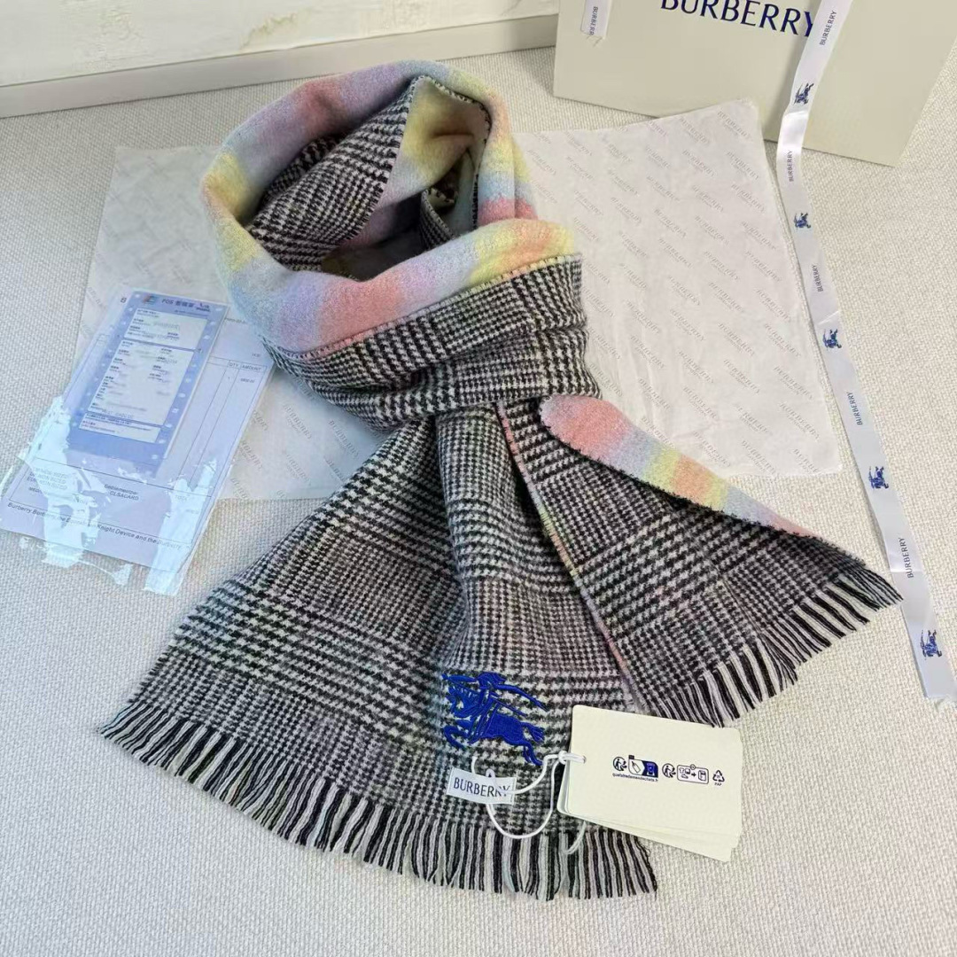 🆕 【▪Burberry · 巴宝莉双面格纹彩虹围巾❗️难得一见的温柔配色，低调又不失优雅❗】重点推荐❗
