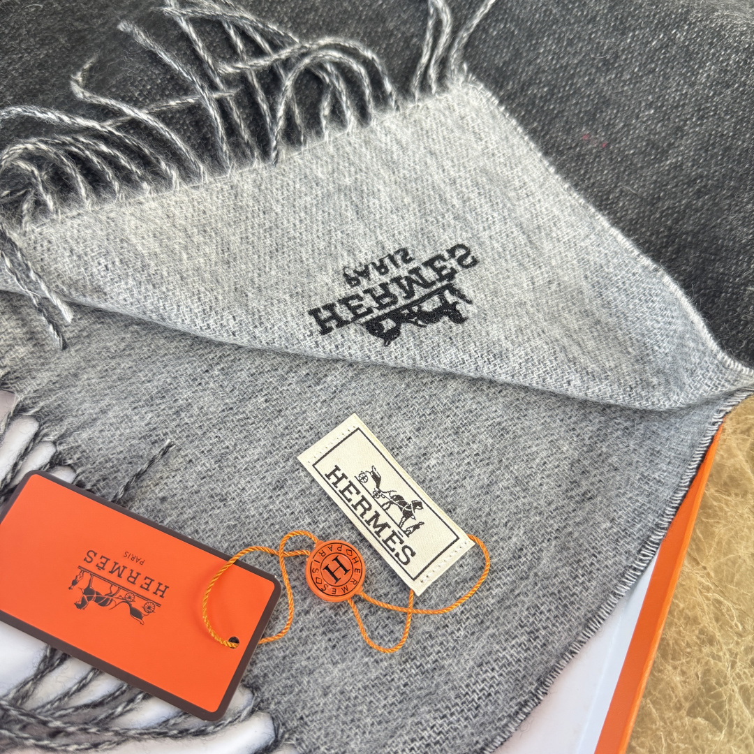 🆕 【▪Hermes · 爱马仕羊绒双面围巾，大H难得一见的温柔配色，低调又不失优雅❗️】重点推荐❗️双
