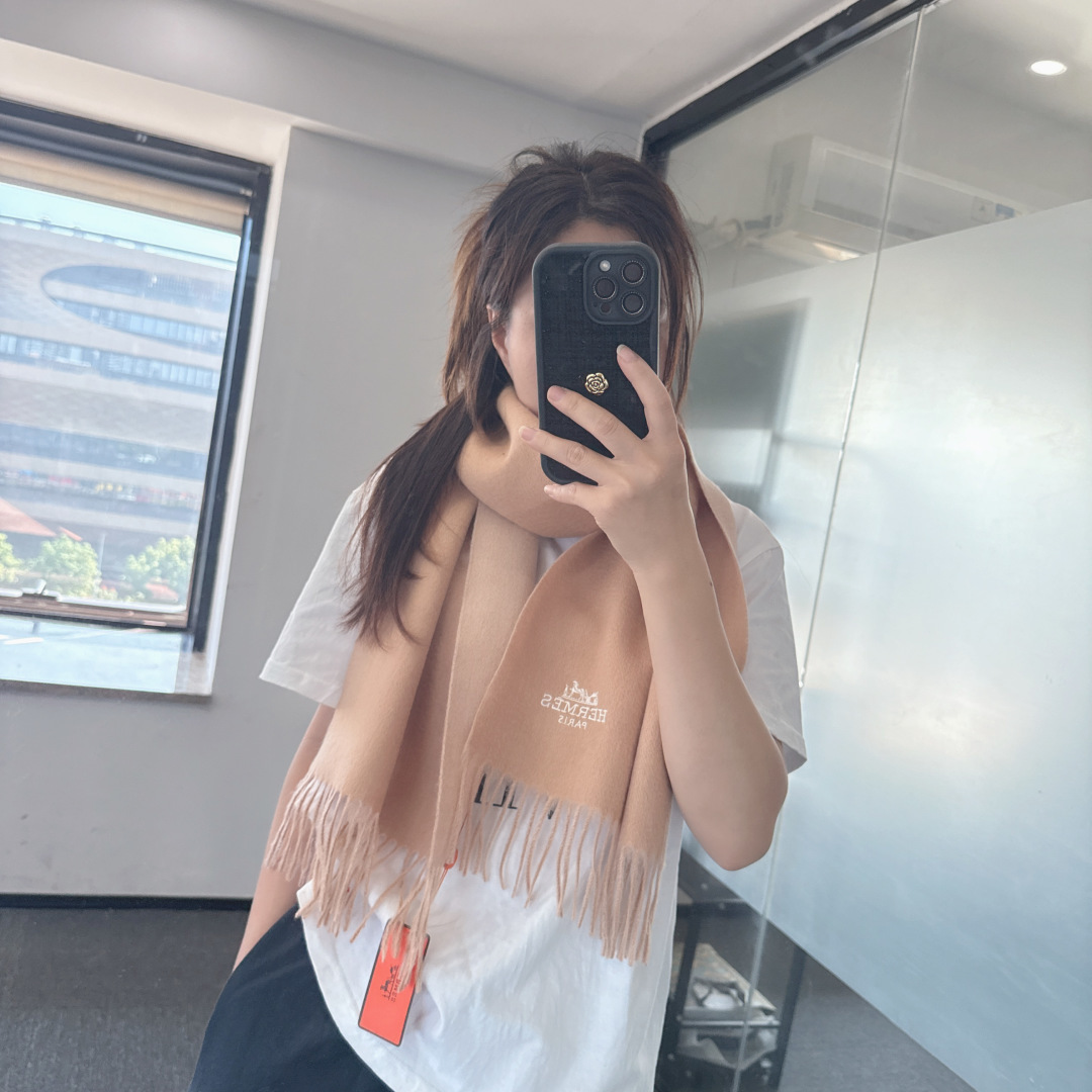 🆕 【▪Hermes · 爱马仕羊绒双面围巾，大H难得一见的温柔配色，低调又不失优雅❗️】重点推荐❗️双
