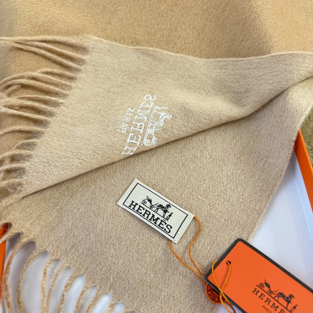 🆕 【▪Hermes · 爱马仕羊绒双面围巾，大H难得一见的温柔配色，低调又不失优雅❗️】重点推荐❗️双