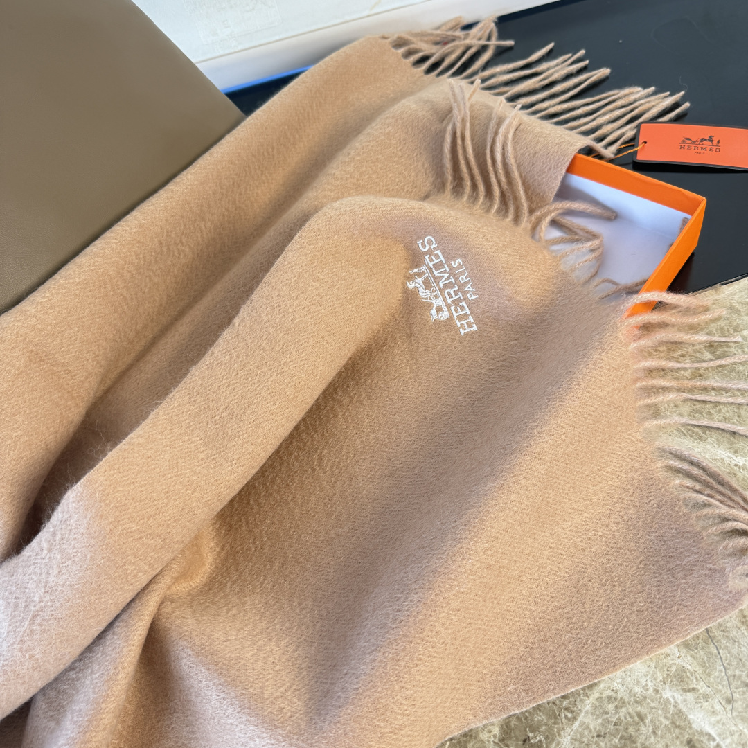 🆕 【▪Hermes · 爱马仕羊绒双面围巾，大H难得一见的温柔配色，低调又不失优雅❗️】重点推荐❗️双