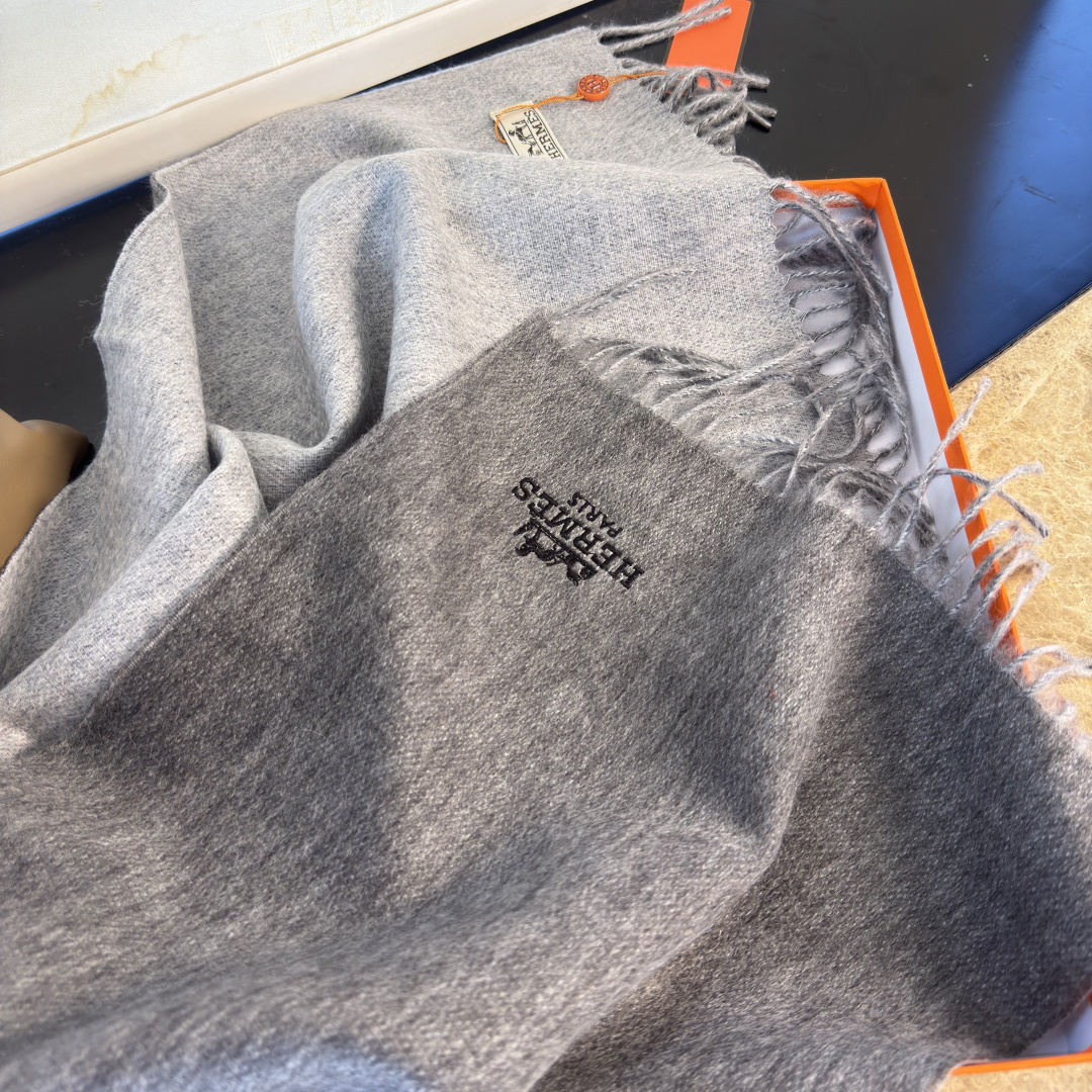 🆕 【▪Hermes · 爱马仕羊绒双面围巾，大H难得一见的温柔配色，低调又不失优雅❗️】重点推荐❗️双