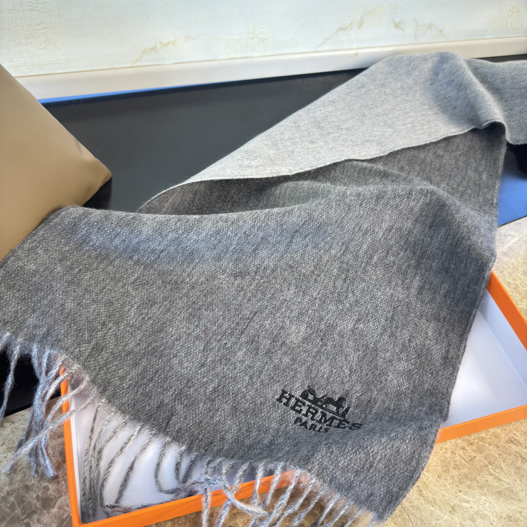 🆕 【▪Hermes · 爱马仕羊绒双面围巾，大H难得一见的温柔配色，低调又不失优雅❗️】重点推荐❗️双