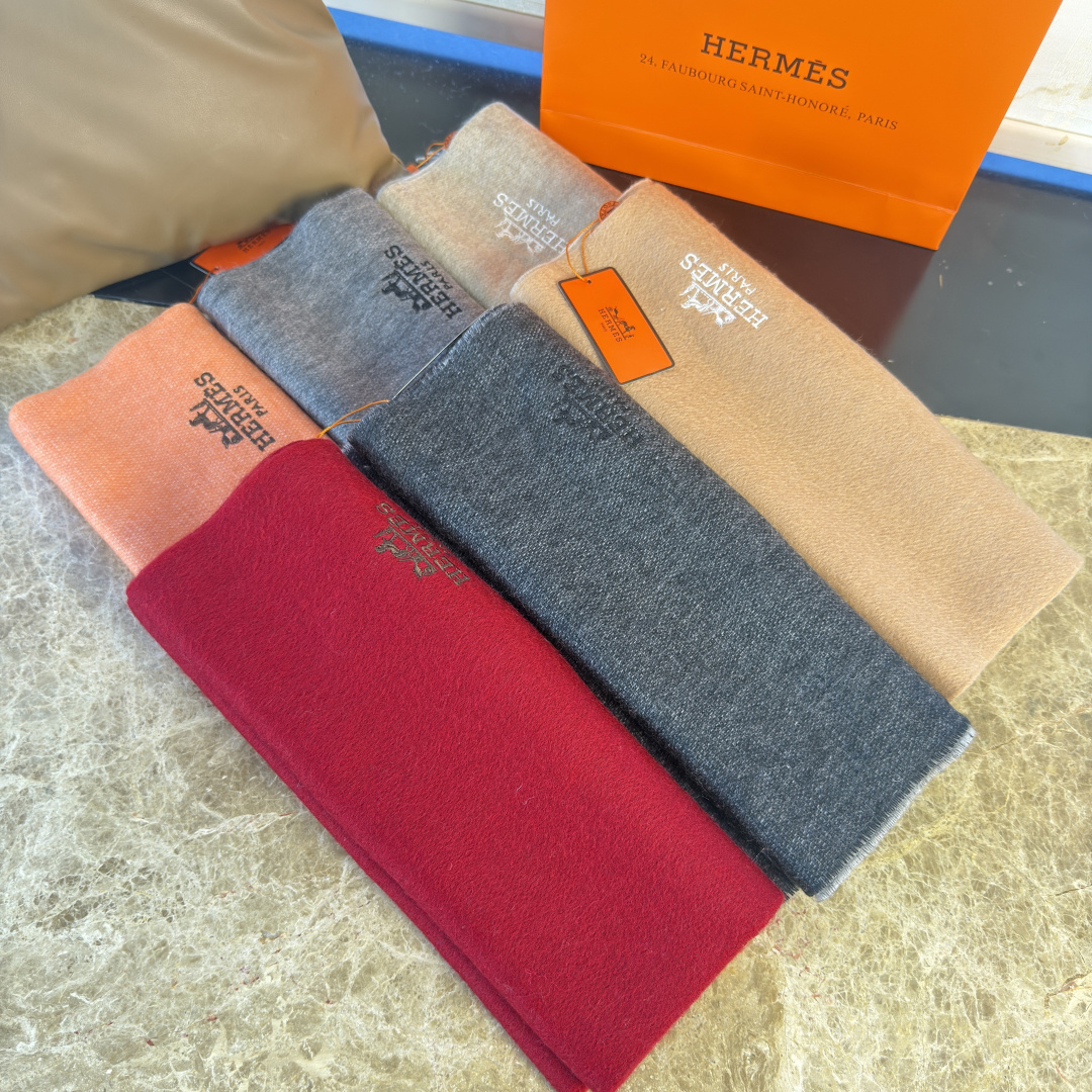 🆕 【▪Hermes · 爱马仕羊绒双面围巾，大H难得一见的温柔配色，低调又不失优雅❗️】重点推荐❗️双