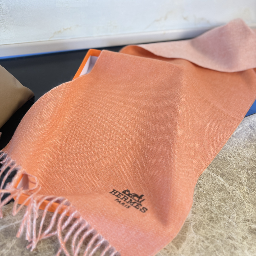 🆕 【▪Hermes · 爱马仕羊绒双面围巾，大H难得一见的温柔配色，低调又不失优雅❗️】重点推荐❗️双
