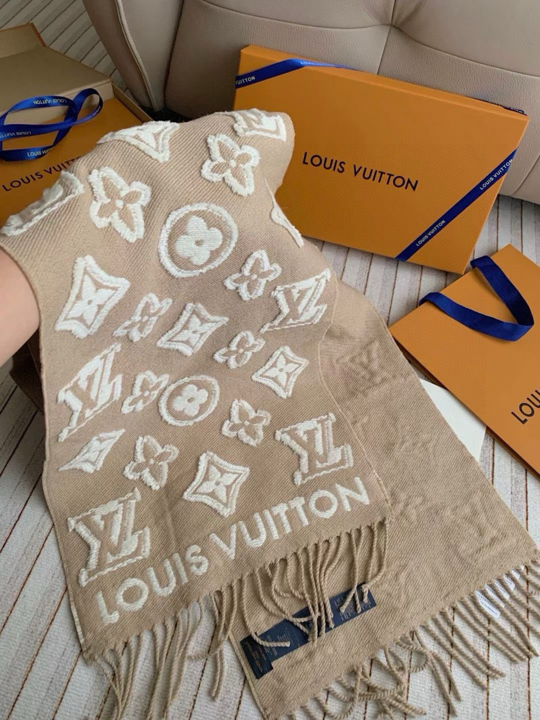 🆕LV3D围巾为柔软毛绒混纺织入Monogram图案，再以撞色羊毛皮演绎瞩目3D效果。剪花工艺令两面呈现