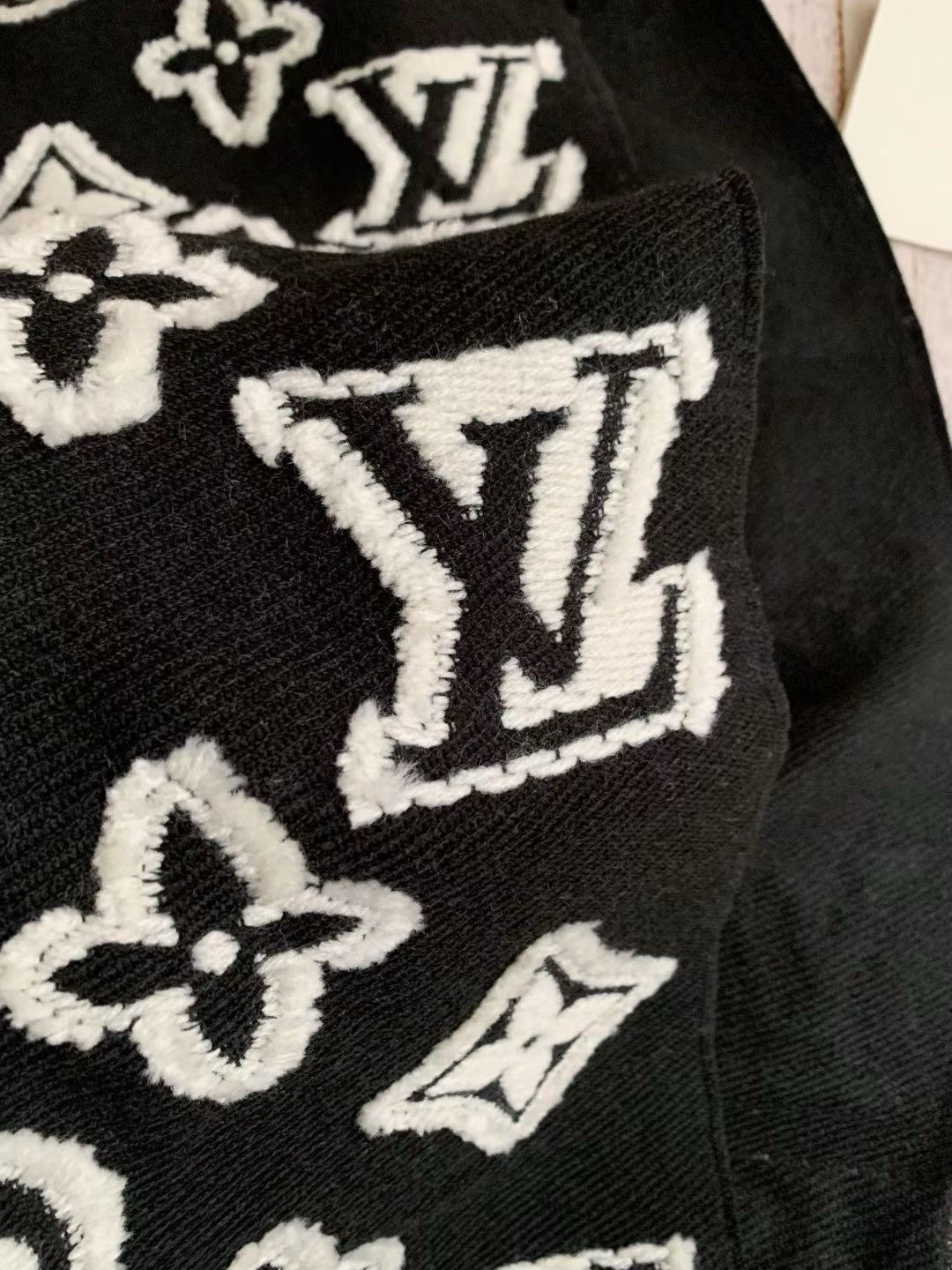 🆕LV3D围巾为柔软毛绒混纺织入Monogram图案，再以撞色羊毛皮演绎瞩目3D效果。剪花工艺令两面呈现