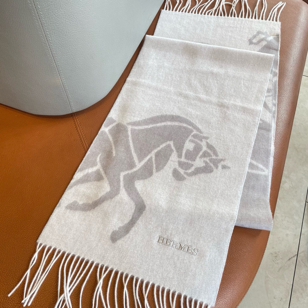 🆕 【▪Hermes · 爱马仕羊绒提花围巾，精致的温柔配色，超级迷恋❗️气质低调恬静又不失优雅❗️】重