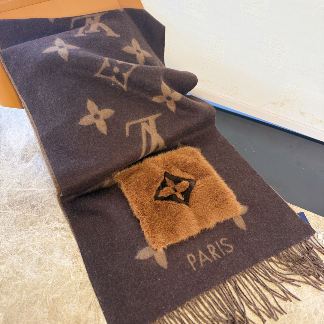 🆕驴家经典口袋款羊绒围巾披肩🆕延续冬日经典❗️羊绒添缀兔毛P口袋，嵌饰 Monogram 图案更显尊贵，