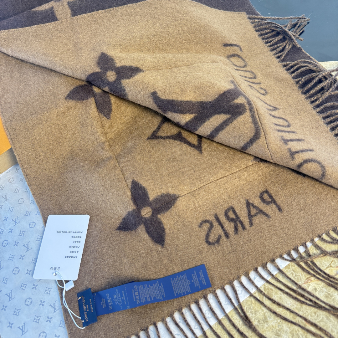 🆕驴家经典口袋款羊绒围巾披肩🆕延续冬日经典❗️羊绒添缀兔毛P口袋，嵌饰 Monogram 图案更显尊贵，