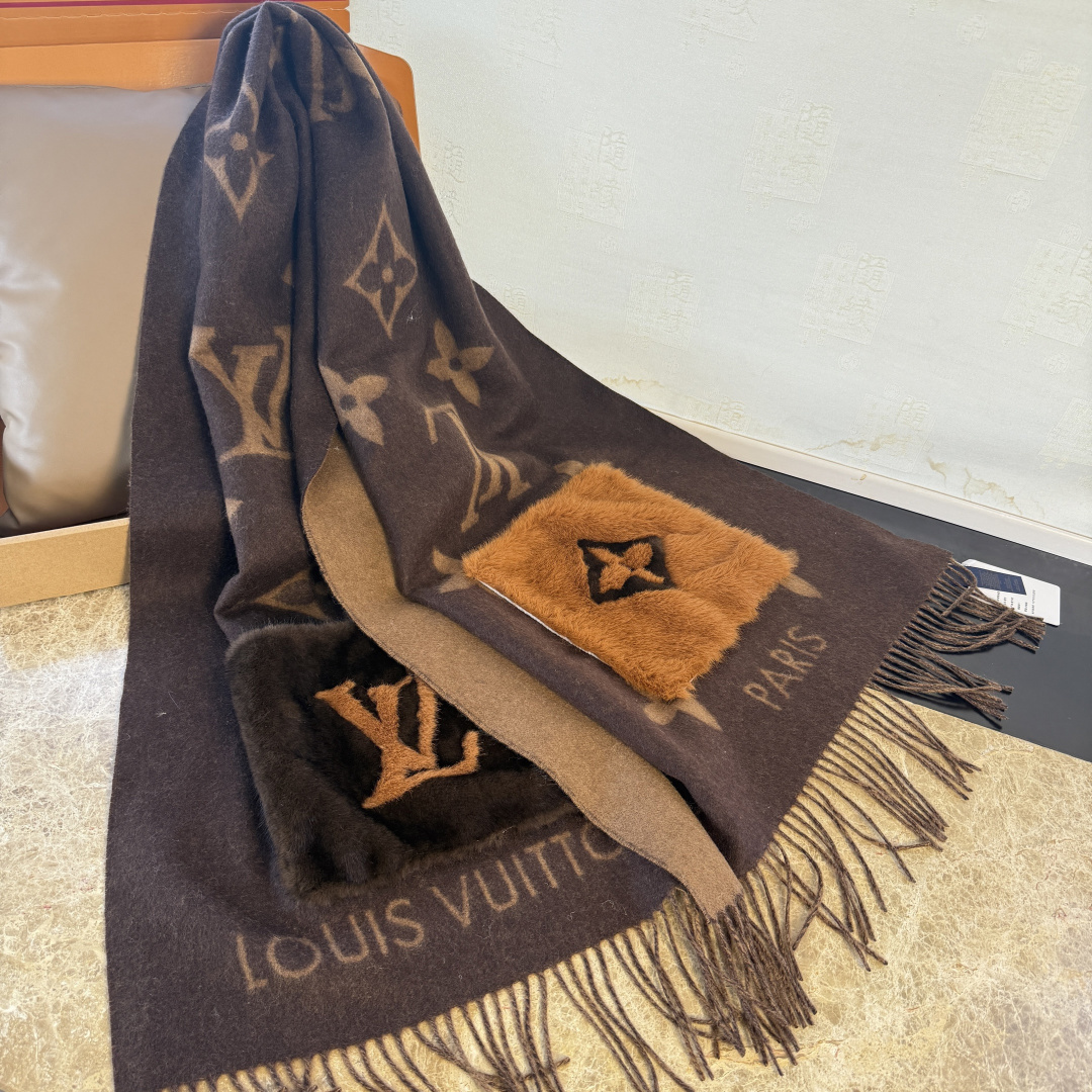 🆕驴家经典口袋款羊绒围巾披肩🆕延续冬日经典❗️羊绒添缀兔毛P口袋，嵌饰 Monogram 图案更显尊贵，