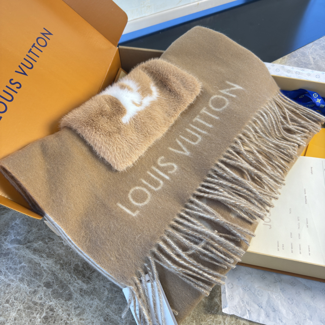 🆕驴家经典口袋款羊绒围巾披肩🆕延续冬日经典❗️羊绒添缀兔毛P口袋，嵌饰 Monogram 图案更显尊贵，