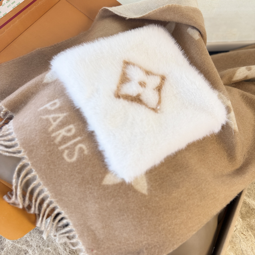 🆕驴家经典口袋款羊绒围巾披肩🆕延续冬日经典❗️羊绒添缀兔毛P口袋，嵌饰 Monogram 图案更显尊贵，