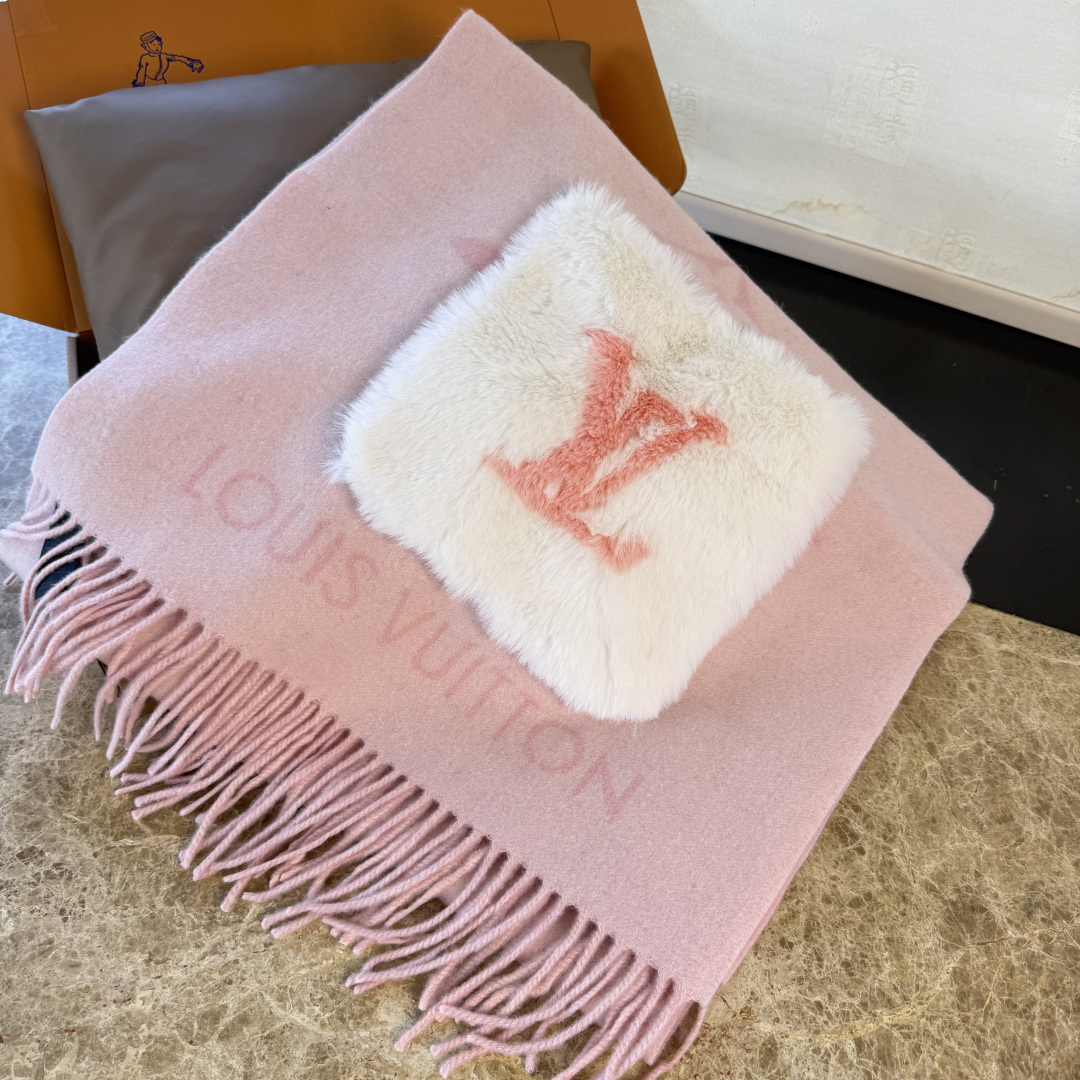 🆕驴家经典口袋款羊绒围巾披肩🆕延续冬日经典❗️羊绒添缀兔毛P口袋，嵌饰 Monogram 图案更显尊贵，