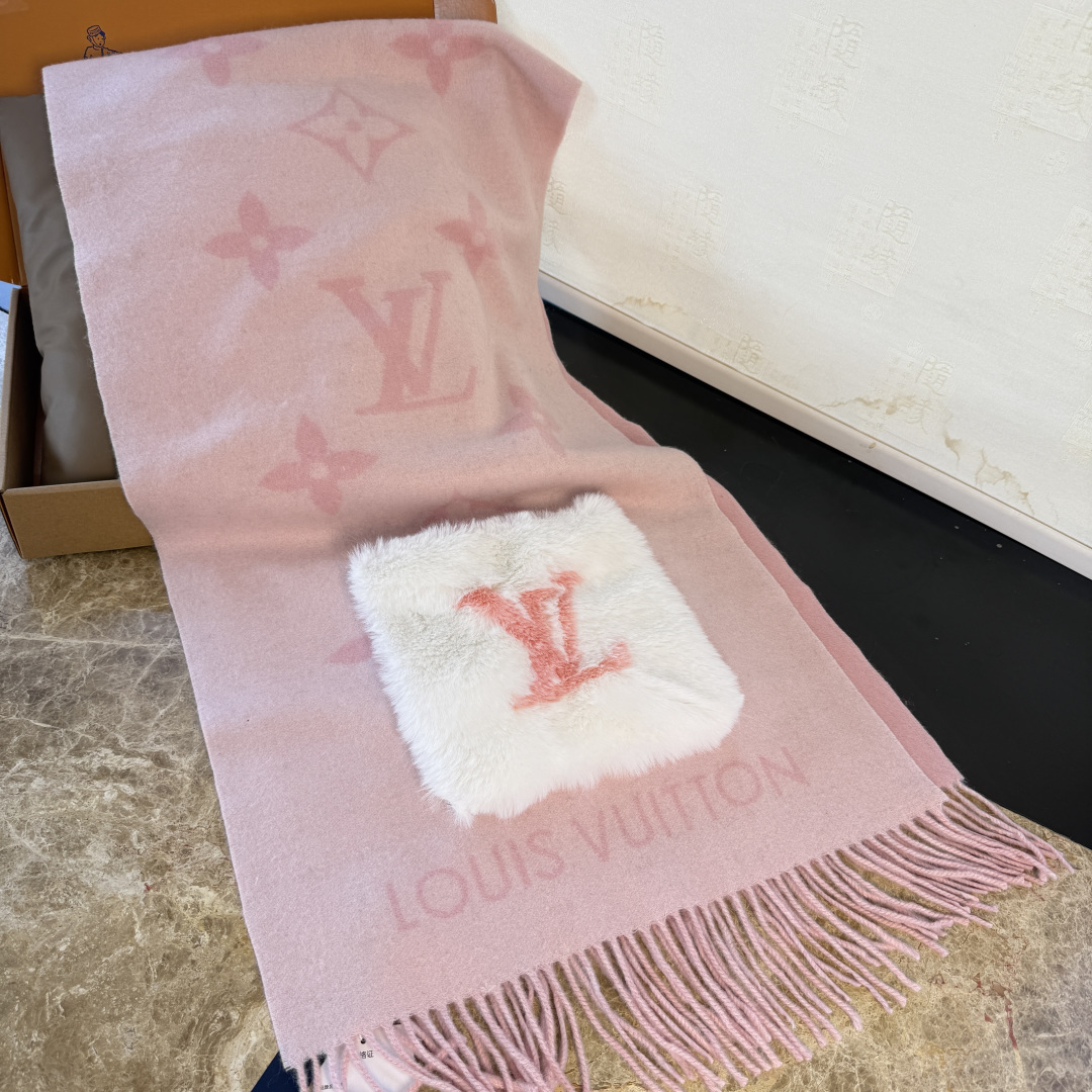 🆕驴家经典口袋款羊绒围巾披肩🆕延续冬日经典❗️羊绒添缀兔毛P口袋，嵌饰 Monogram 图案更显尊贵，