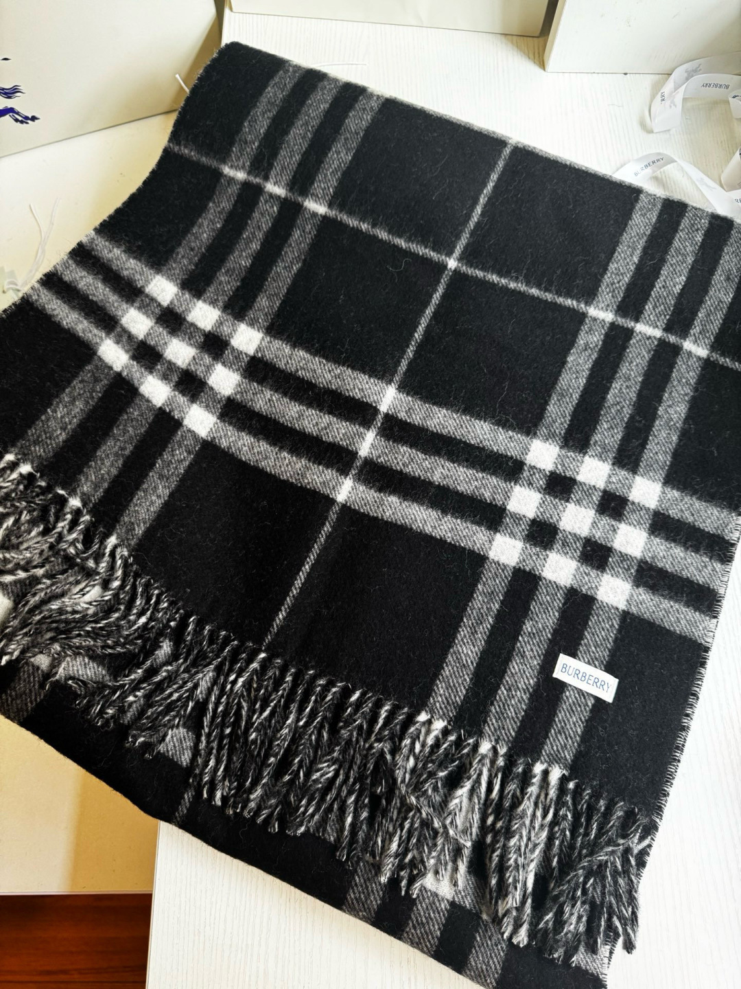 🆕Burberry ·双面两用风暴骑士图案羊绒围巾❗️于意大利工坊精制而成。以风暴夜空为背景，巧妙糅合马