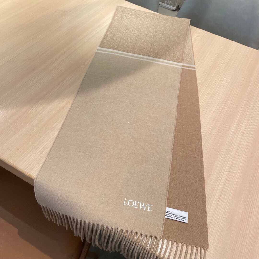 🆕LOVE双面围巾，中克重双面羊毛和羊绒混纺围巾。全覆盖提花 Anagram流苏边缘角落饰有 LOEWE