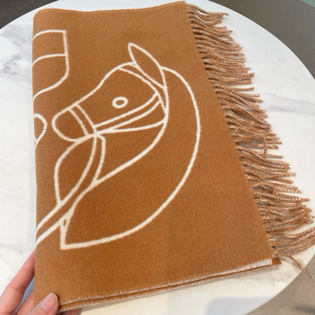 🆕Hermes · Casaque Entrelacs Equestres围巾❗️这款山羊绒围巾采用细腻