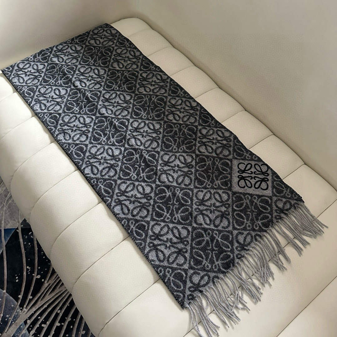 🆕高版植绒版本 · LOEWE罗意威新款最火围巾，双面羊毛和羊绒围巾，角落饰有 Anagram 簇绒刺绣