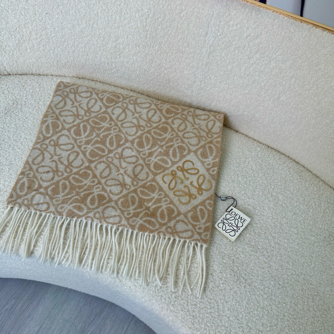 🆕高版植绒版本 · LOEWE罗意威新款最火围巾，双面羊毛和羊绒围巾，角落饰有 Anagram 簇绒刺绣