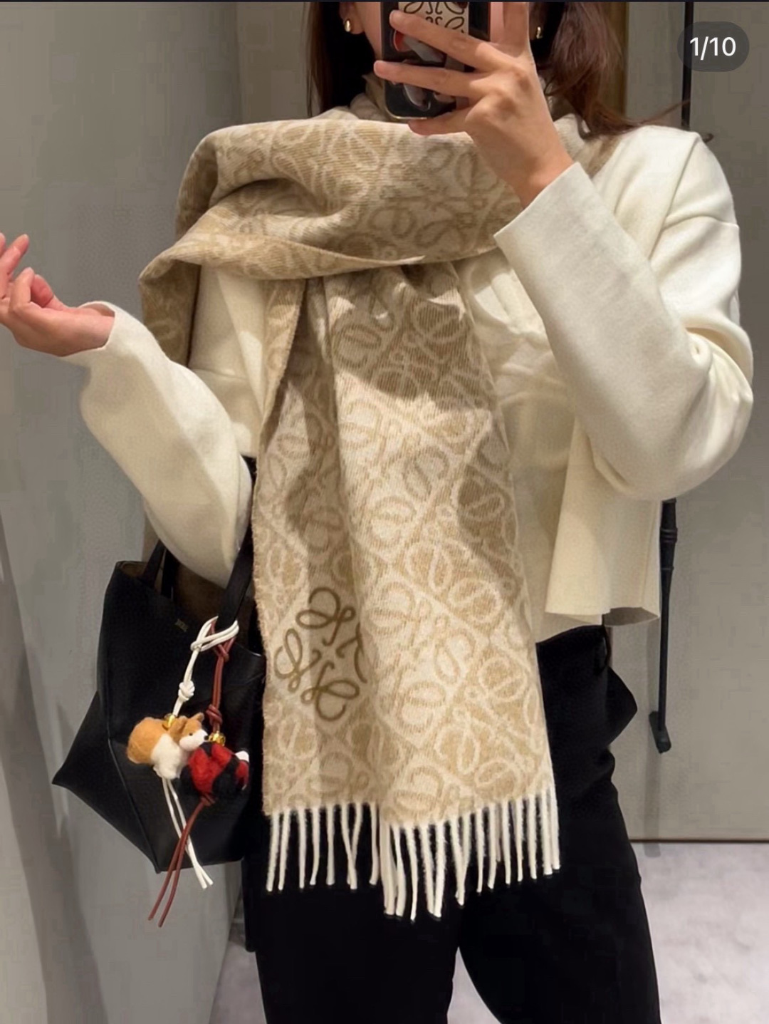 🆕高版植绒版本 · LOEWE罗意威新款最火围巾，双面羊毛和羊绒围巾，角落饰有 Anagram 簇绒刺绣