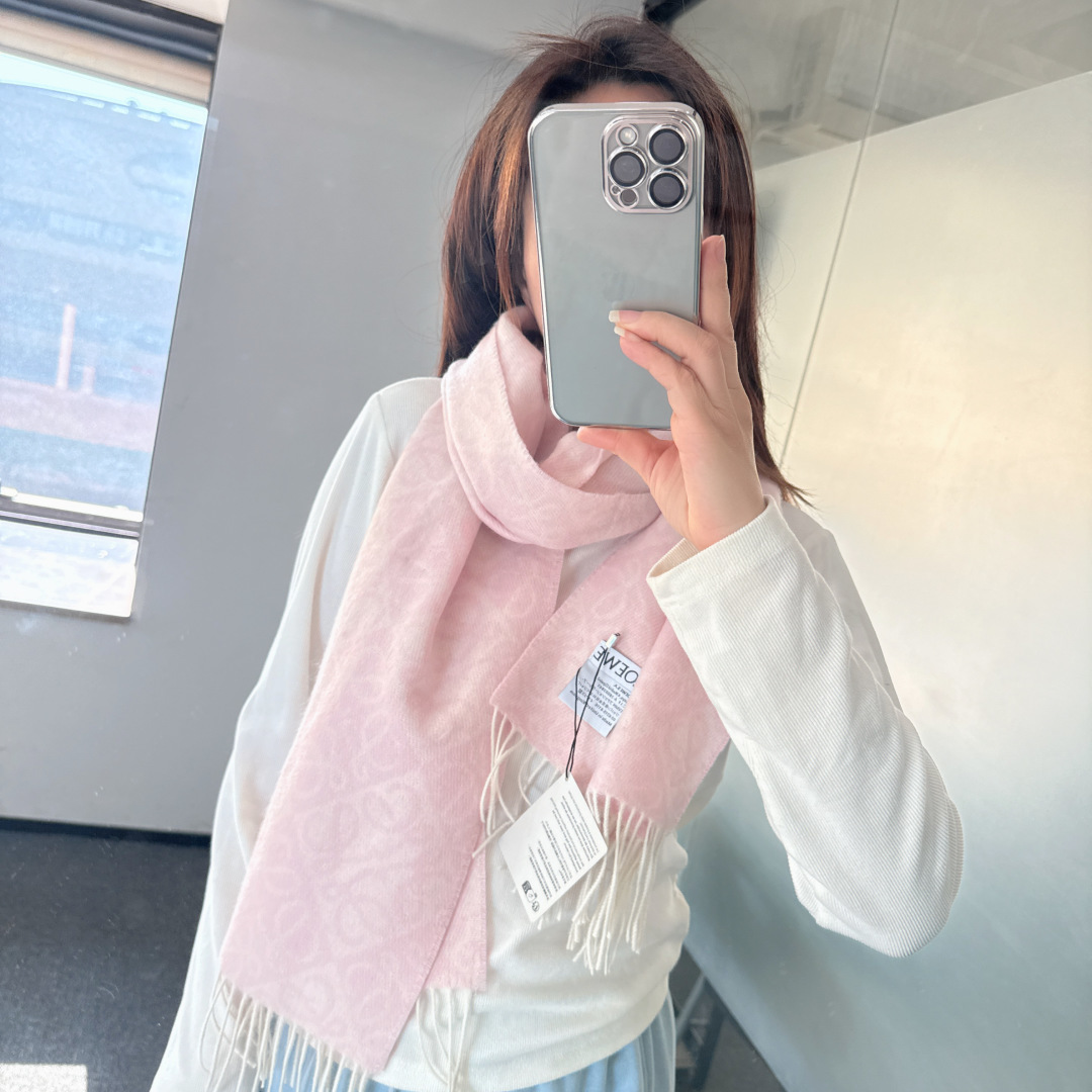 🆕高版植绒版本 · LOEWE罗意威新款最火围巾，双面羊毛和羊绒围巾，角落饰有 Anagram 簇绒刺绣