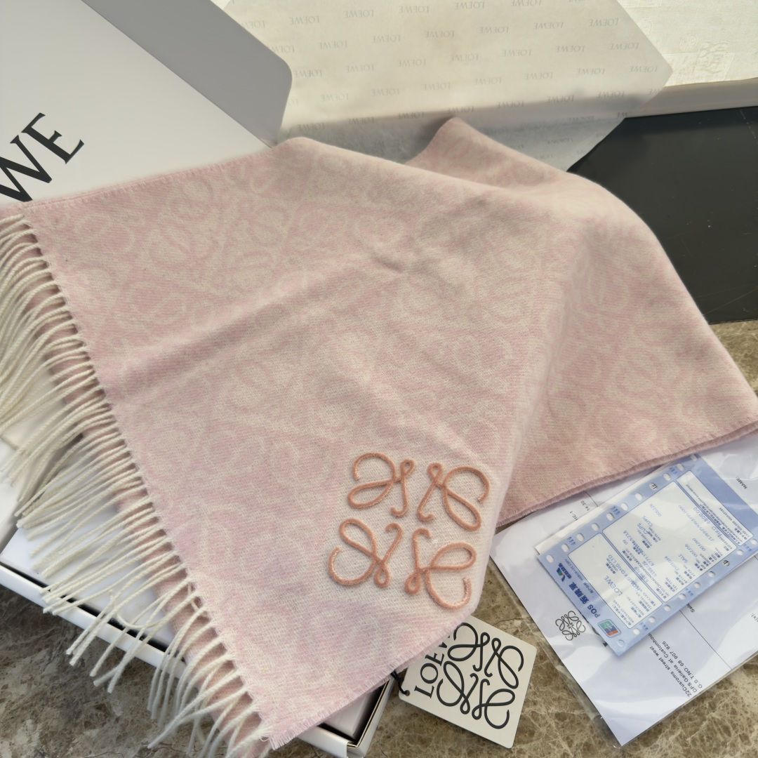 🆕高版植绒版本 · LOEWE罗意威新款最火围巾，双面羊毛和羊绒围巾，角落饰有 Anagram 簇绒刺绣