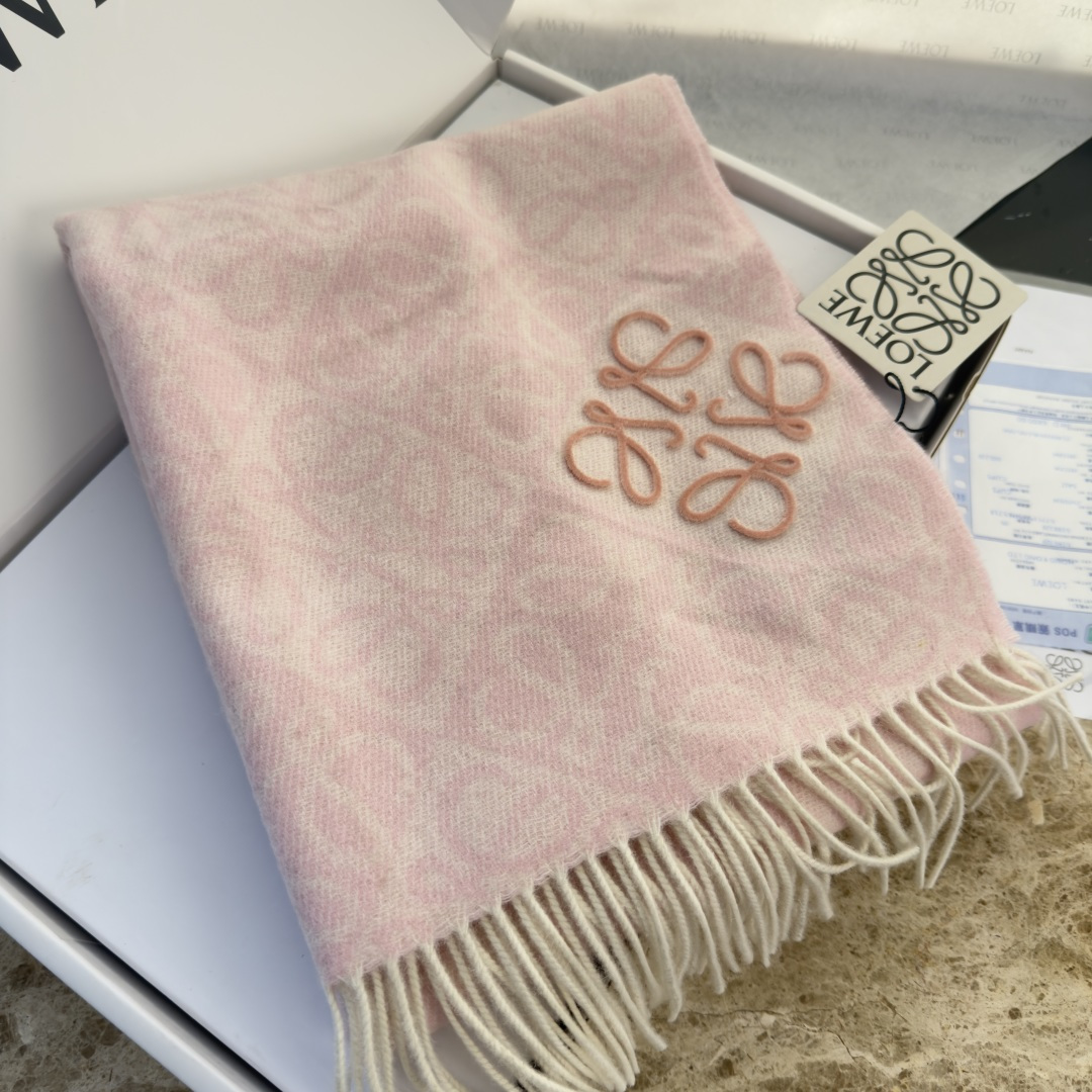 🆕高版植绒版本 · LOEWE罗意威新款最火围巾，双面羊毛和羊绒围巾，角落饰有 Anagram 簇绒刺绣