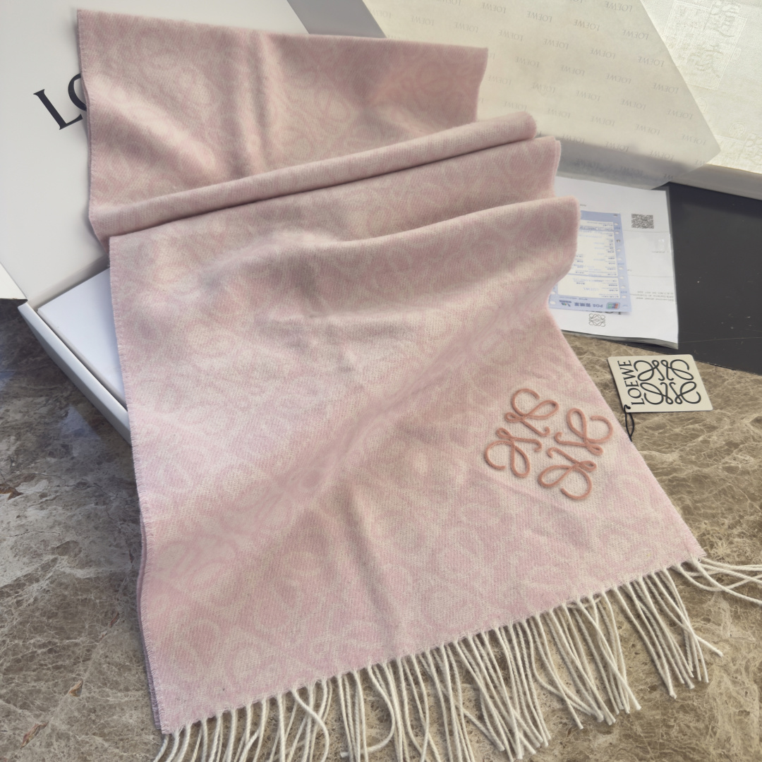 🆕高版植绒版本 · LOEWE罗意威新款最火围巾，双面羊毛和羊绒围巾，角落饰有 Anagram 簇绒刺绣