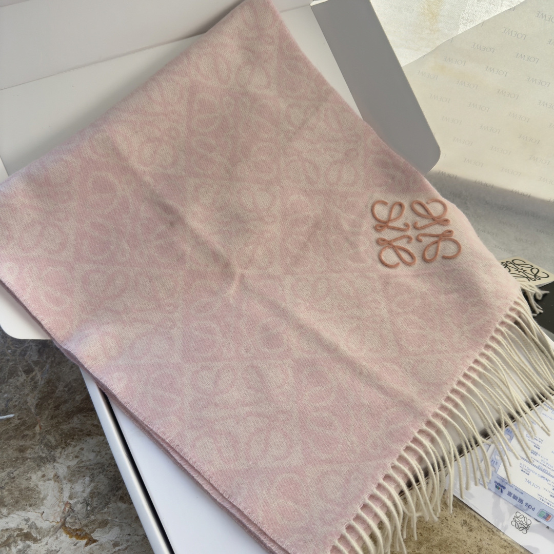 🆕高版植绒版本 · LOEWE罗意威新款最火围巾，双面羊毛和羊绒围巾，角落饰有 Anagram 簇绒刺绣