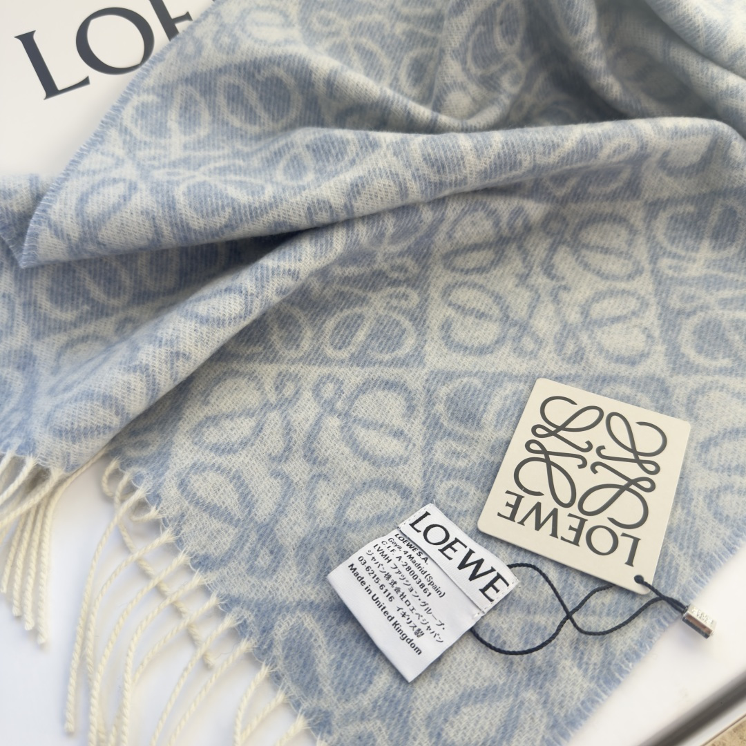 🆕高版植绒版本 · LOEWE罗意威新款最火围巾，双面羊毛和羊绒围巾，角落饰有 Anagram 簇绒刺绣