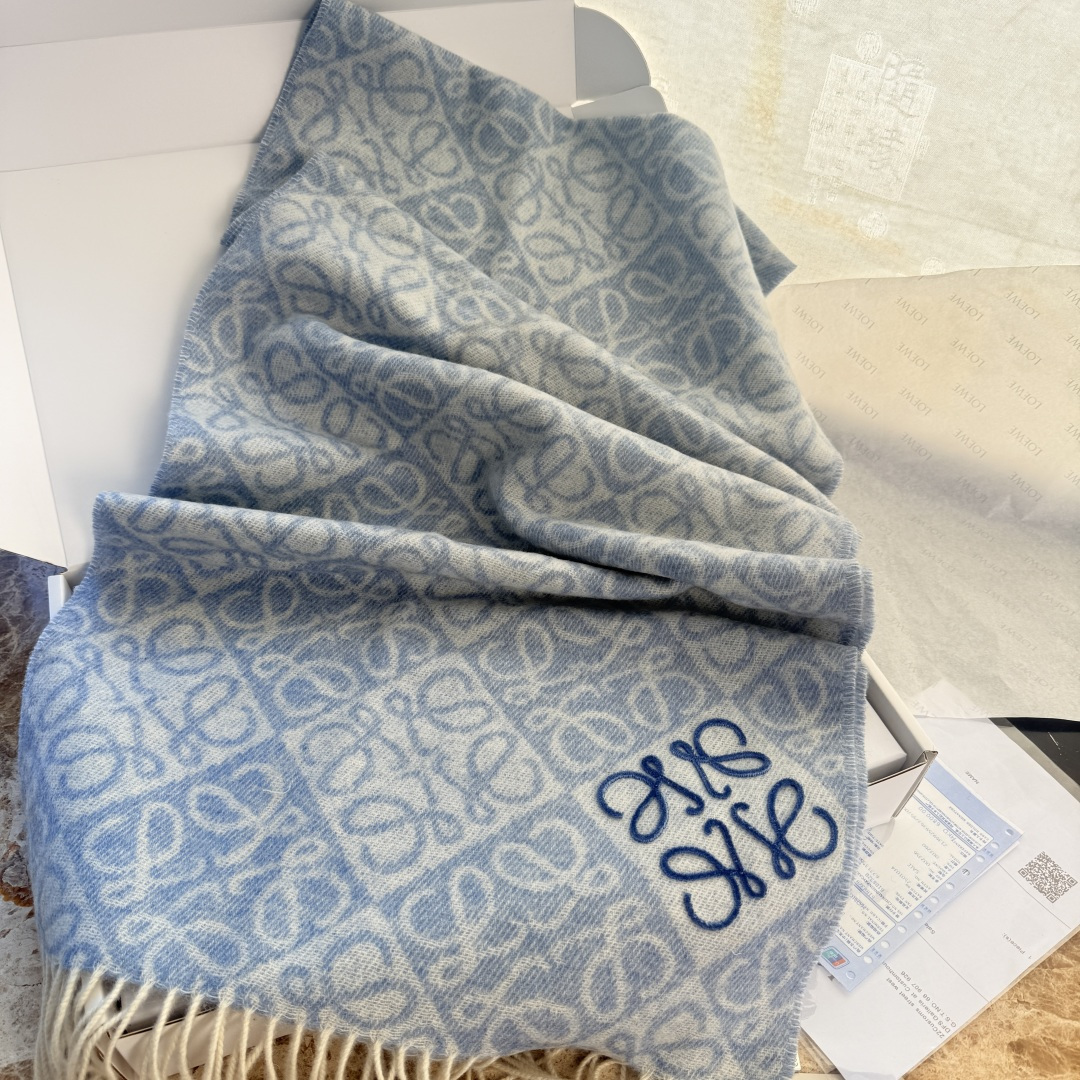 🆕高版植绒版本 · LOEWE罗意威新款最火围巾，双面羊毛和羊绒围巾，角落饰有 Anagram 簇绒刺绣