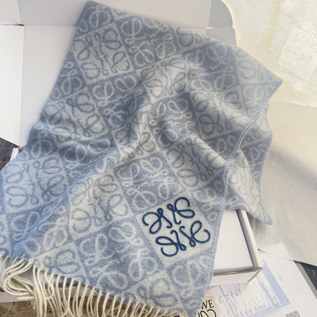 🆕高版植绒版本 · LOEWE罗意威新款最火围巾，双面羊毛和羊绒围巾，角落饰有 Anagram 簇绒刺绣