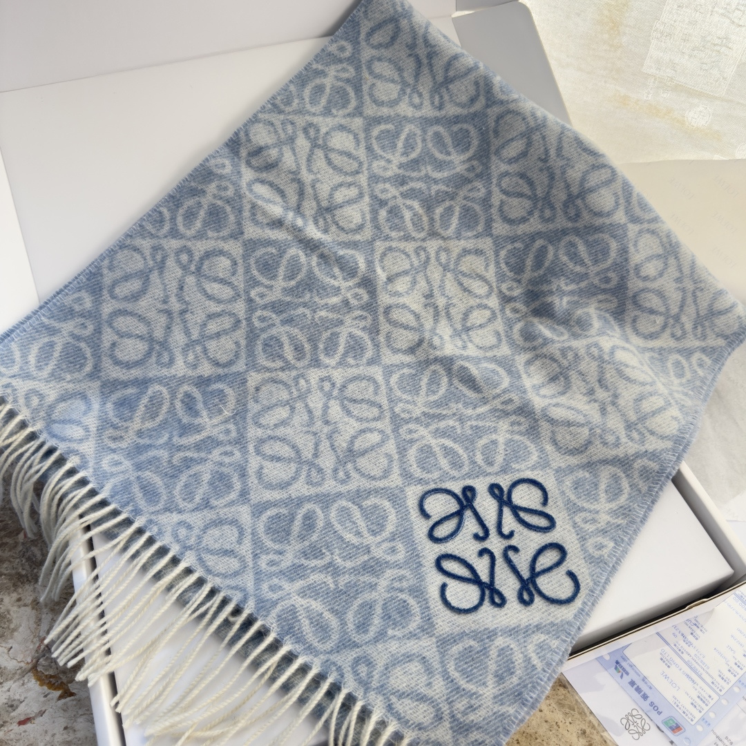 🆕高版植绒版本 · LOEWE罗意威新款最火围巾，双面羊毛和羊绒围巾，角落饰有 Anagram 簇绒刺绣