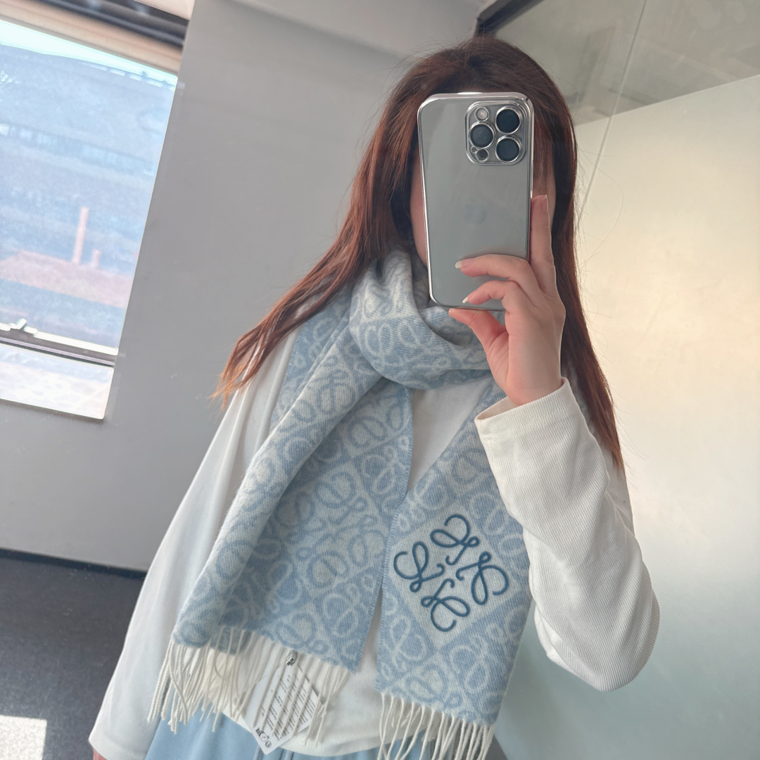 🆕高版植绒版本 · LOEWE罗意威新款最火围巾，双面羊毛和羊绒围巾，角落饰有 Anagram 簇绒刺绣