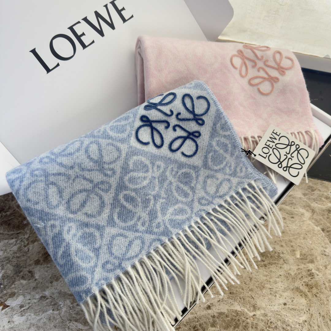 🆕高版植绒版本 · LOEWE罗意威新款最火围巾，双面羊毛和羊绒围巾，角落饰有 Anagram 簇绒刺绣