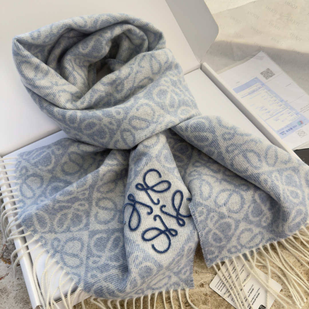 🆕高版植绒版本 · LOEWE罗意威新款最火围巾，双面羊毛和羊绒围巾，角落饰有 Anagram 簇绒刺绣