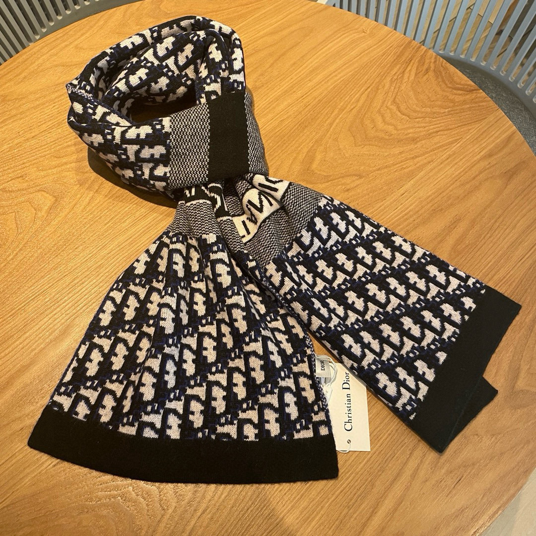 🆕Dior · 大D家经典秋冬款❗️针织双面提花风格，高端设计师配色均考虑上身效果和色彩饱和度，色泽会浓