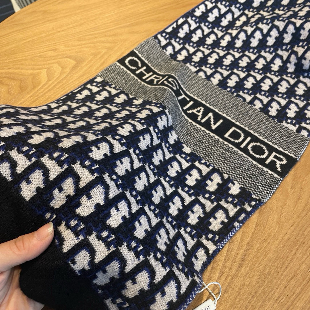 🆕Dior · 大D家经典秋冬款❗️针织双面提花风格，高端设计师配色均考虑上身效果和色彩饱和度，色泽会浓