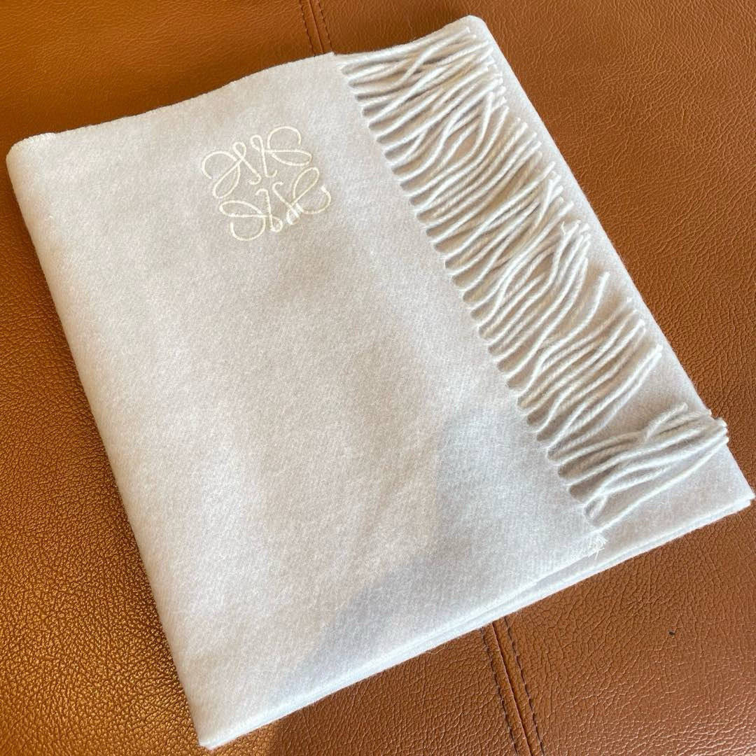 🆕 【▪▪ Loewe · 罗意威️难得一见的温柔配色，低调又不失优雅❗️】重点推荐❗️双面配色，一条围