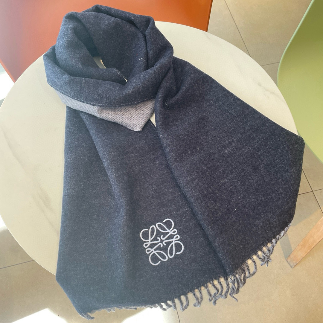 🆕 【▪▪ Loewe · 罗意威️难得一见的温柔配色，低调又不失优雅❗️】重点推荐❗️双面配色，一条围