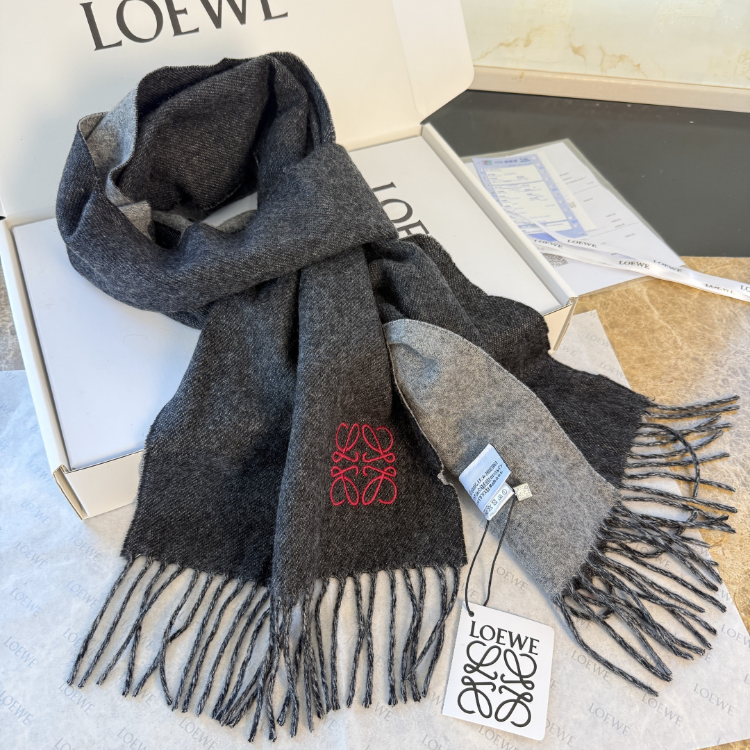 🆕 【▪▪ Loewe · 罗意威️难得一见的温柔配色，低调又不失优雅❗️】重点推荐❗️双面配色，一条围