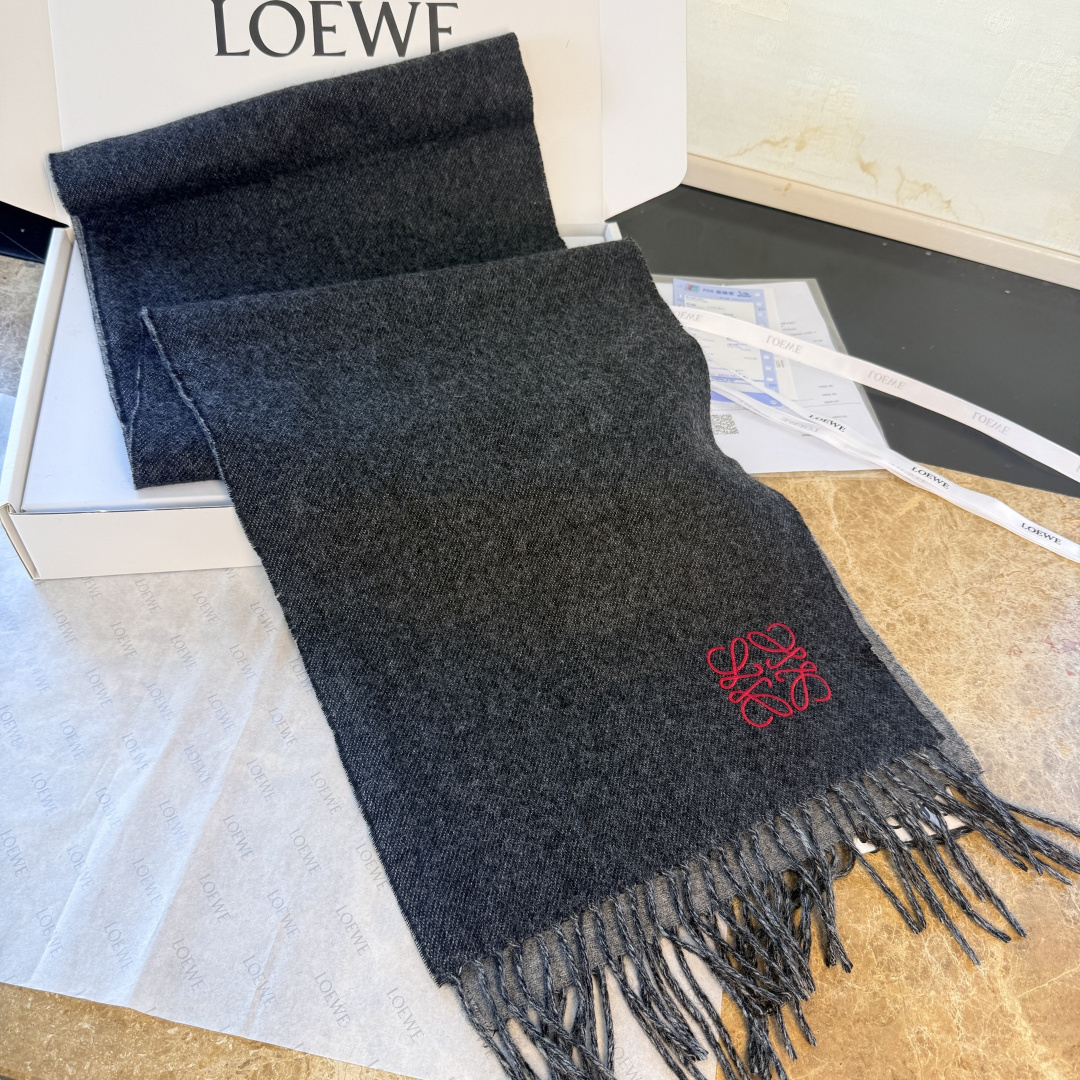 🆕 【▪▪ Loewe · 罗意威️难得一见的温柔配色，低调又不失优雅❗️】重点推荐❗️双面配色，一条围