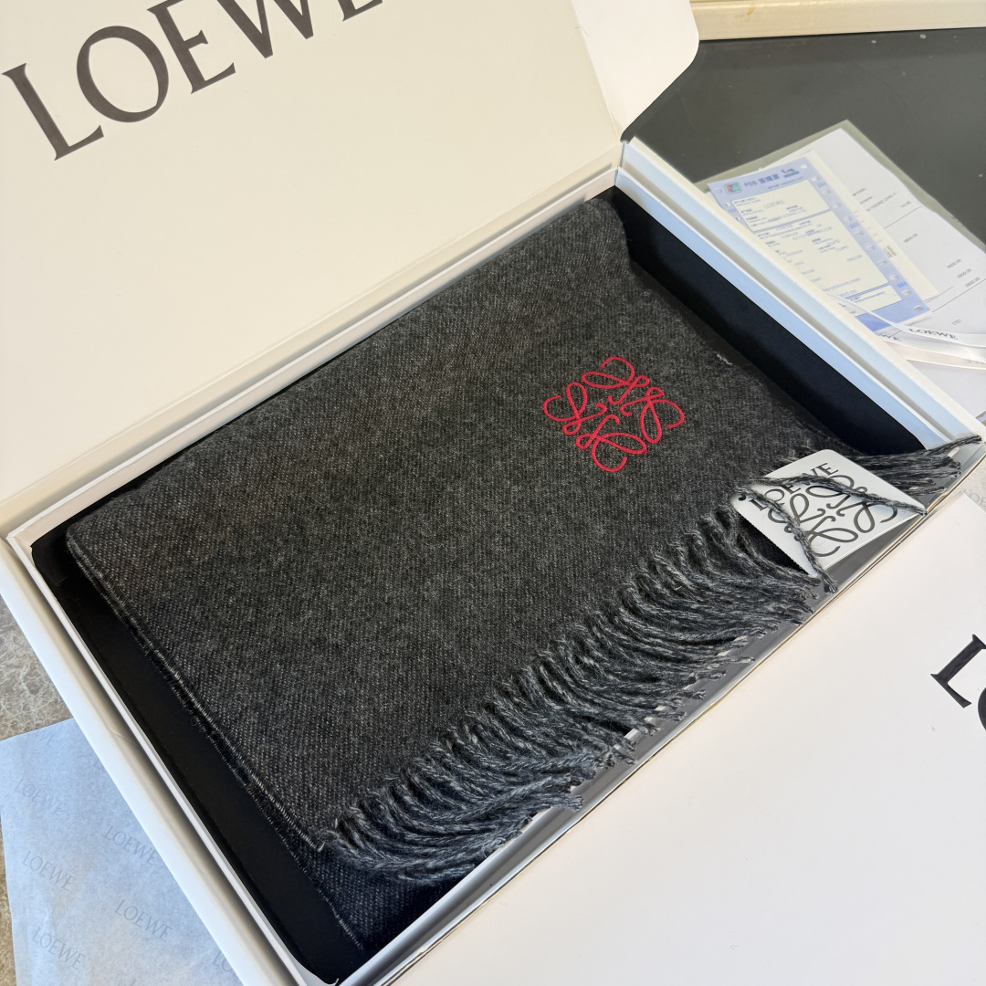 🆕 【▪▪ Loewe · 罗意威️难得一见的温柔配色，低调又不失优雅❗️】重点推荐❗️双面配色，一条围