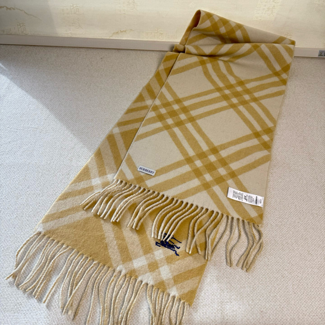 🆕Burberry新款苏格兰格纹羊绒围巾，超级火款的格纹款围巾之后，Bur又一款力作上市，Burberr