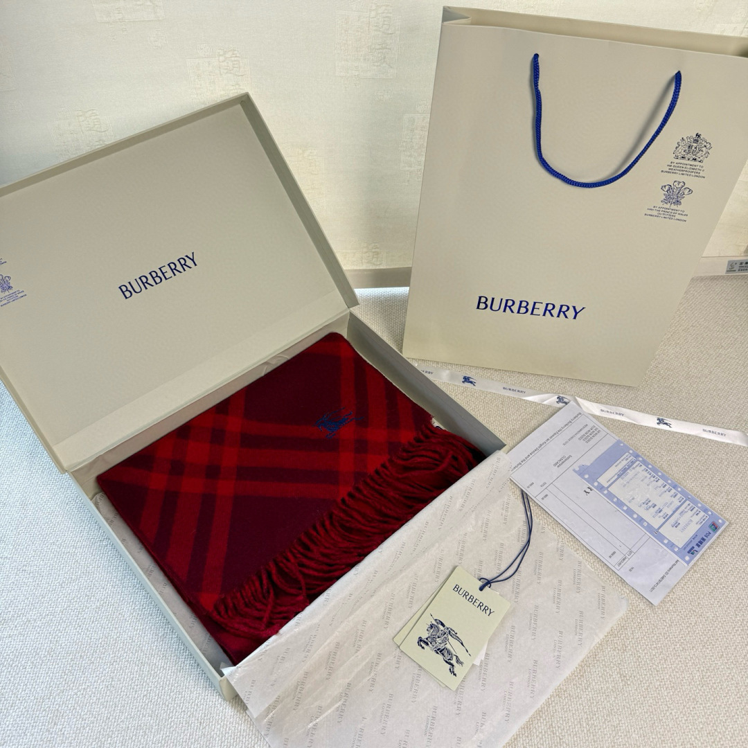 🆕Burberry新款苏格兰格纹羊绒围巾，超级火款的格纹款围巾之后，Bur又一款力作上市，Burberr